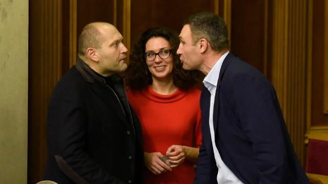 Кличко махал кулаками, Береза смеялся — больше фото из парламентских "дебатов" кандидатов Кличко махал кулаками, Береза смеялся — больше фото из парламентских "дебатов" кандидатов