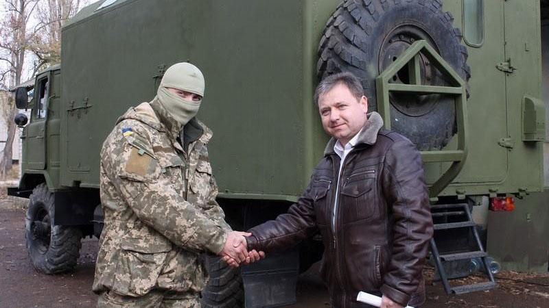 Волонтеры превратили военную машину в прачечную Волонтеры превратили военную машину в прачечную