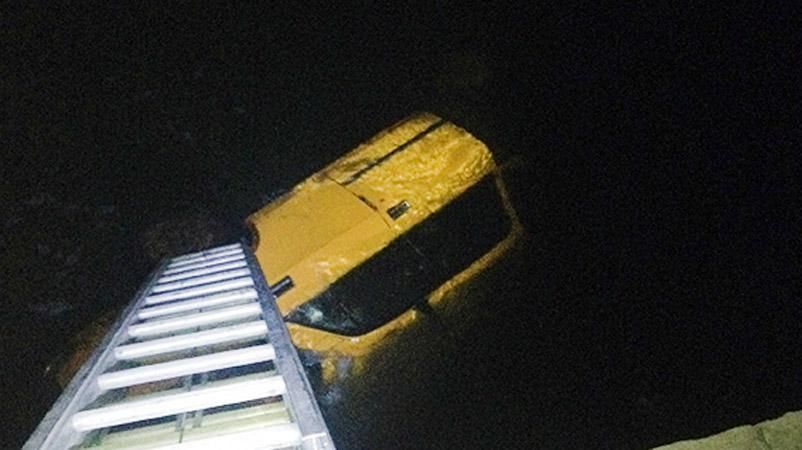 Машина впала в річку на Хмельниччині, є загиблі Машина впала в річку на Хмельниччині, є загиблі