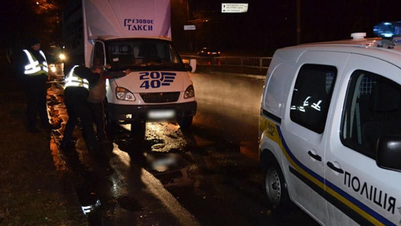 В Харьковской области таксист сбил полицейского и скрылся В Харьковской области таксист сбил полицейского и скрылся