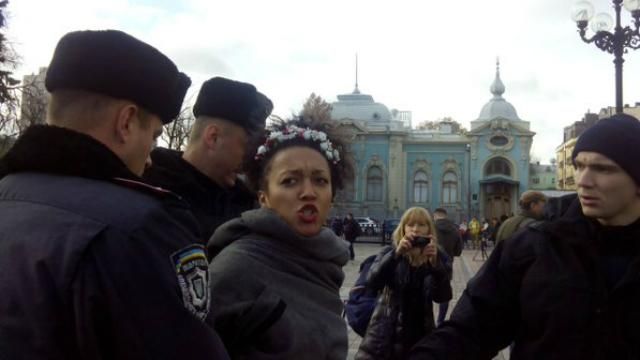Активистки FEMEN обнажились под Радой: опубликованы фото Активистки FEMEN обнажились под Радой: опубликованы фото