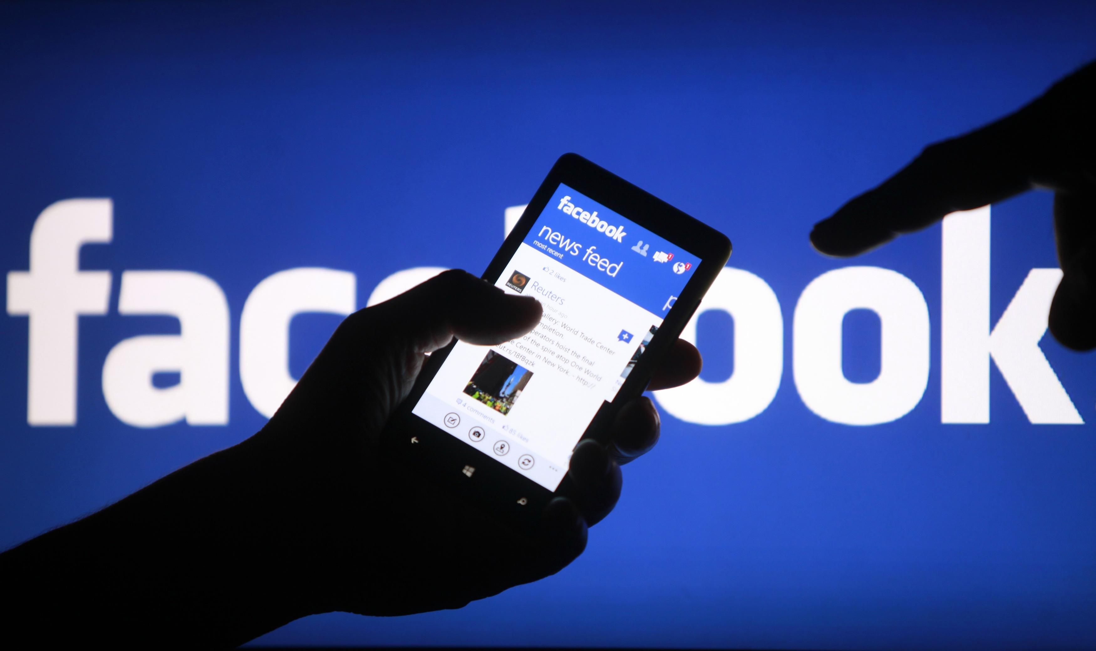 Влада посилено цікавиться користувачами Facebook