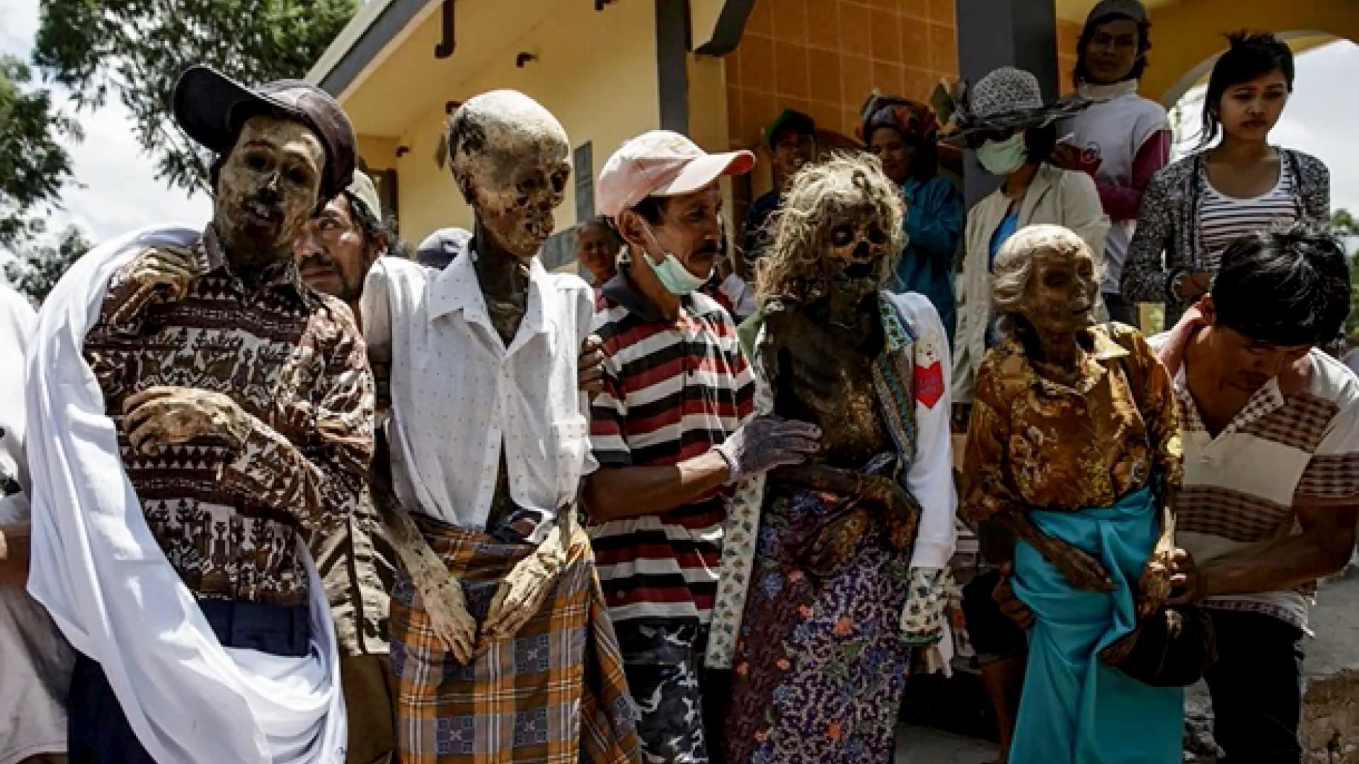 Шокуючий парад "трупів" відбувся в Індонезії (18+)