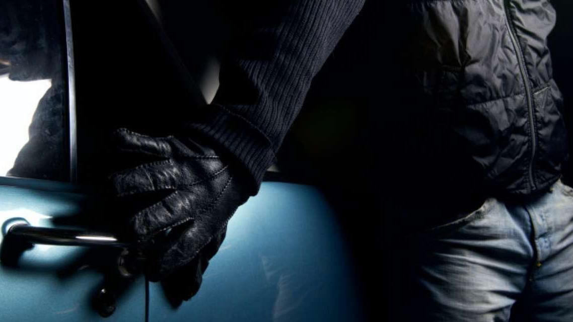 СБУ викрила ділків, які легалізовували викрадені на Донбасі автомобілі СБУ викрила ділків, які легалізовували викрадені на Донбасі автомобілі