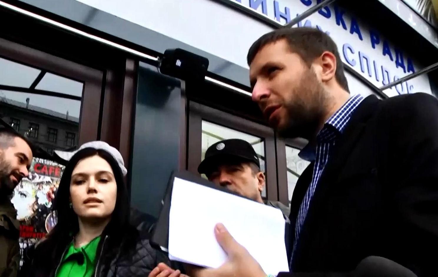 Скандал під Будинком профспілок: депутати організували акцію протесту Скандал під Будинком профспілок: депутати організували акцію протесту