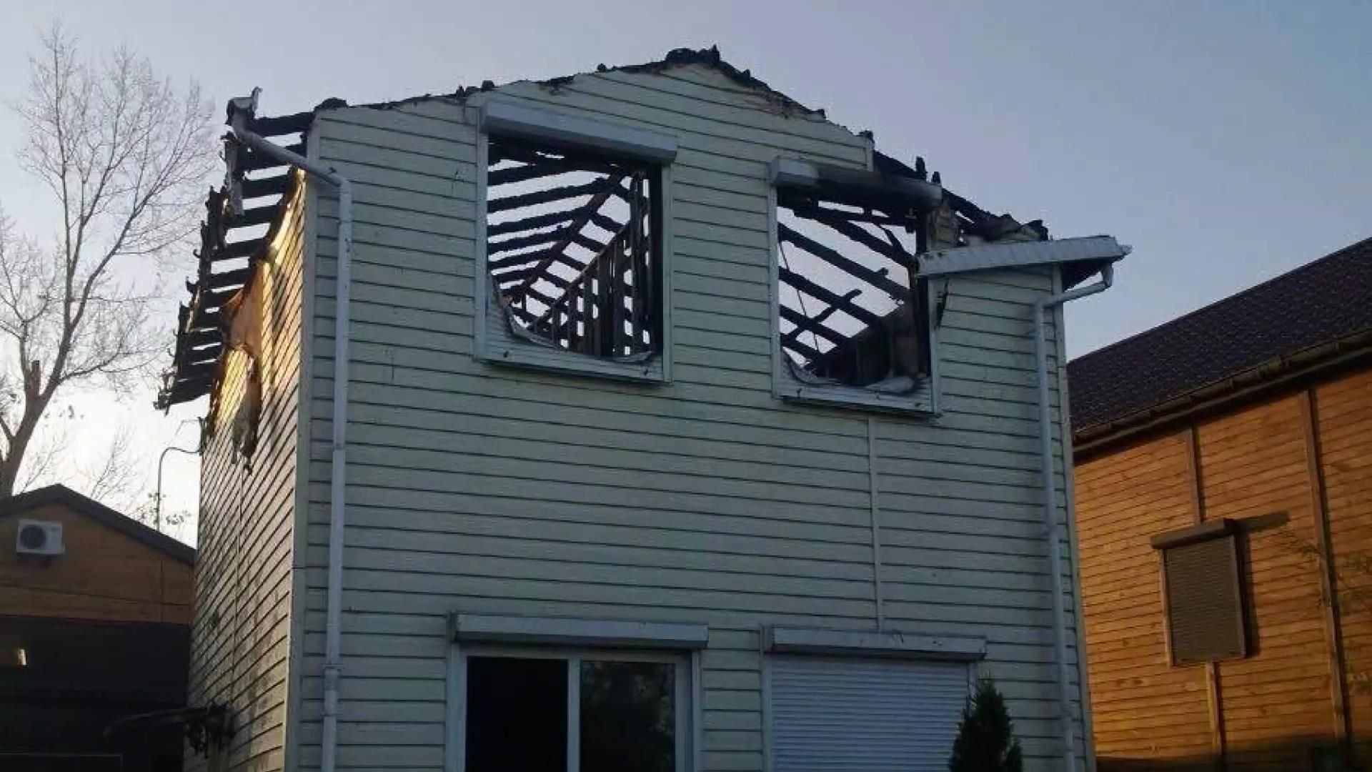 Сім'ї опального екс-регіонала спалили маєток Сім'ї опального екс-регіонала спалили маєток