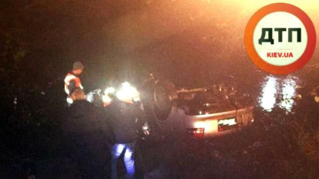 Audi перевернулось и влетело в реку: много жертв Audi перевернулось и влетело в реку: много жертв