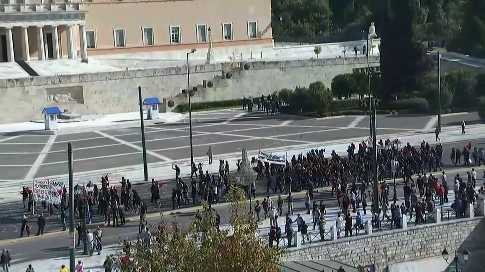 Греція здригається від масових сутичок: поліція застосовує спецзасоби 
