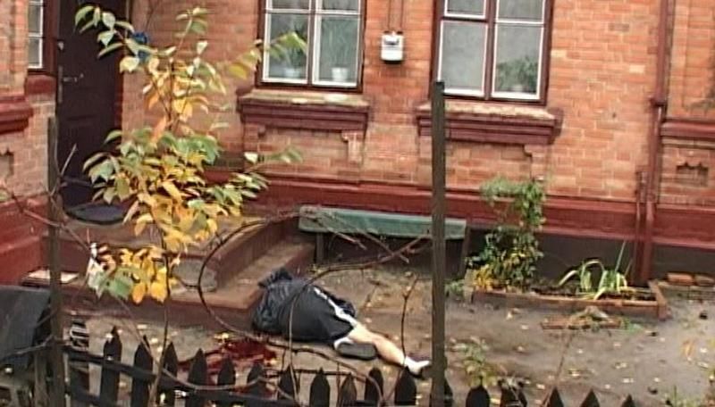 Мужчину расстреляли в собственном дворе в Бердичеве (Фото 18+) Мужчину расстреляли в собственном дворе в Бердичеве (Фото 18+)