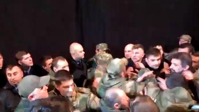 Массовую драку из-за переименования улиц устроили в Харькове Массовую драку из-за переименования улиц устроили в Харькове