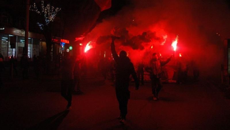 На марше "Азова" в Запорожье подожгли фаеры и флаги Партии регионов