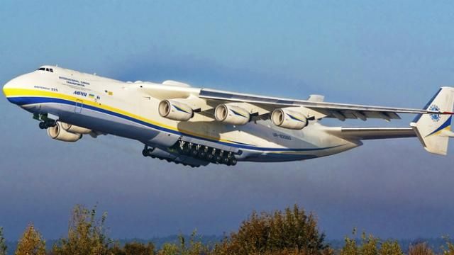 Мережу підкорило ефектне приземлення найбільшого літака в світі Мережу підкорило ефектне приземлення найбільшого літака в світі