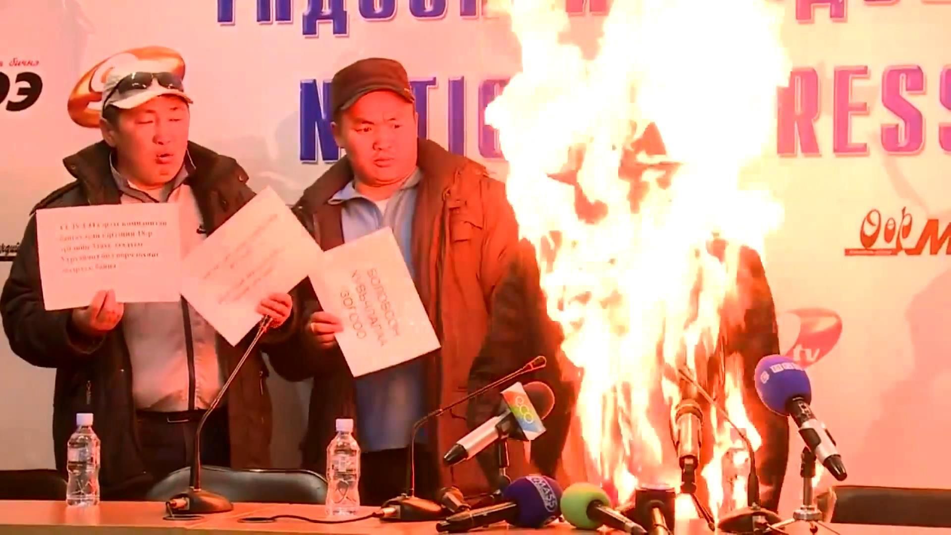 Чоловік влаштував шокуюче самоспалення перед телекамерами Чоловік влаштував шокуюче самоспалення перед телекамерами