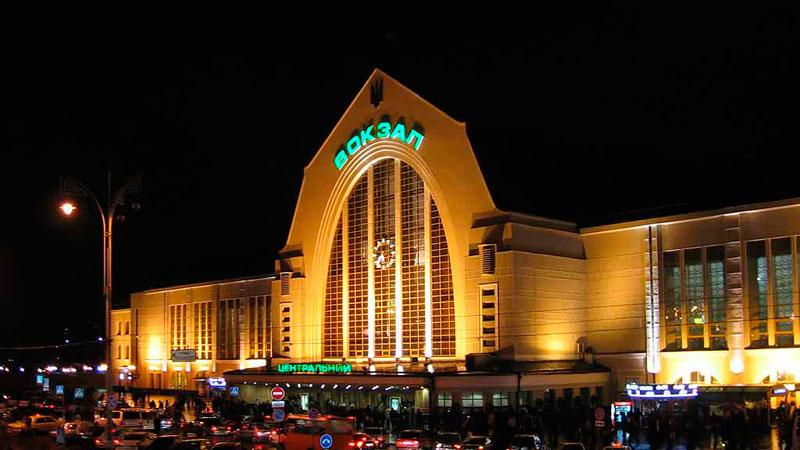 На київському вокзалі шукають вибухівку