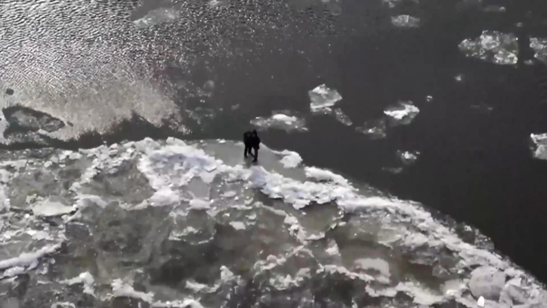 Российских детей спасли посреди реки на льдине Российских детей спасли посреди реки на льдине