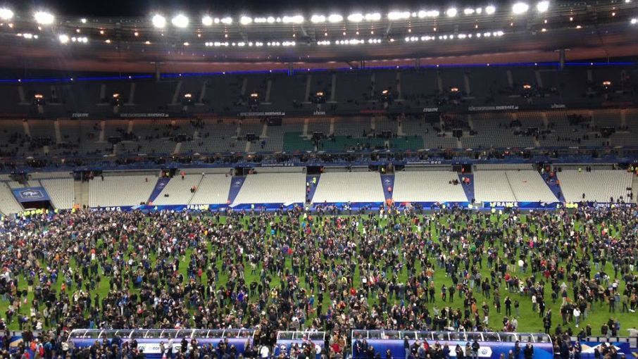 Взрыв в Париже спровоцировал панику на футбольном матче между Францией и Германией: видео