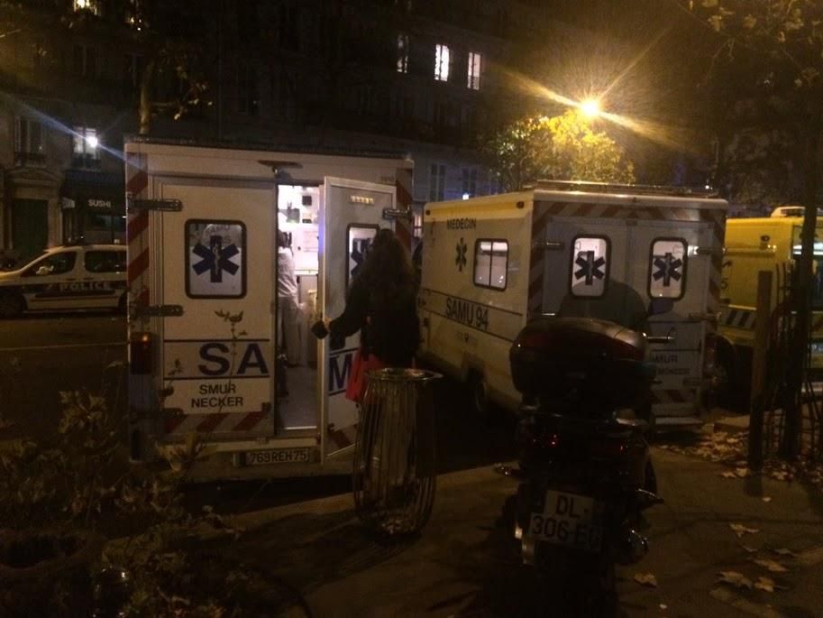 Заложники в концертном зале Парижа сообщают о расстреле людей Заложники в концертном зале Парижа сообщают о расстреле людей