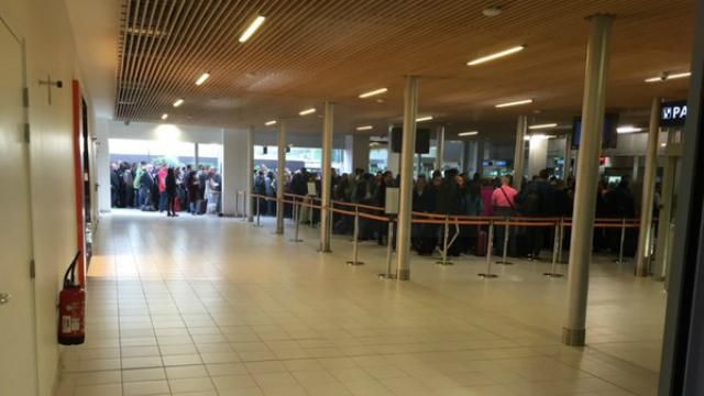 Довжелезні черги в аеропортах Парижа: сотні людей не можуть покинути країну