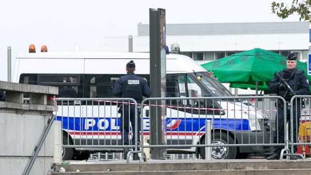 После терактов в Париже возле тела одного из смертников нашли сирийский паспорт
