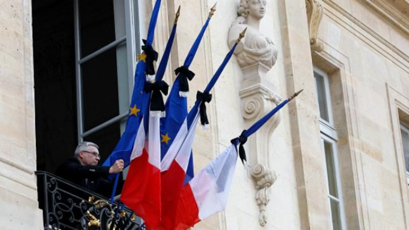 Черные полосы и черные ленты: как Париж приходит в себя после кровавых терактов