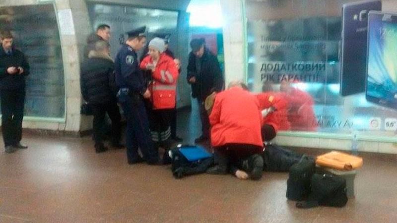 Чоловік помер прямо у метро в Києві Чоловік помер прямо у метро в Києві