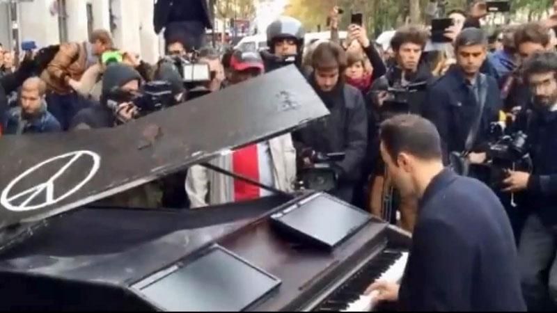 Пианист сыграл гимн пацифизма на месте теракта в Париже