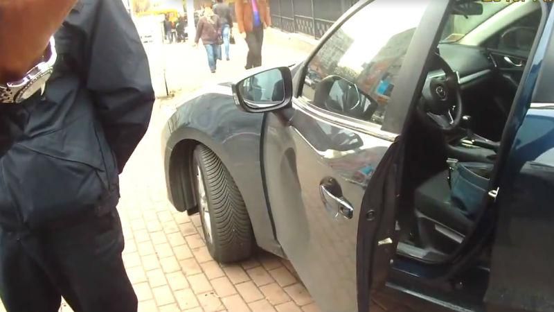 Помощник судьи пытался "поторговаться" с полицейскими Помощник судьи пытался "поторговаться" с полицейскими