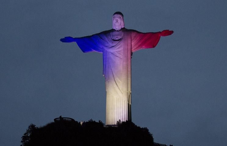 Бразильцы почтили память погибших в терактах в Париже