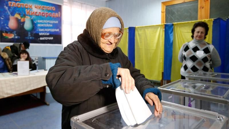 Украинцев призывают идти на выборы: Иначе за вас проголосует соседская бабушка