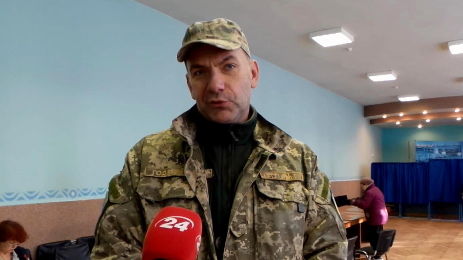 Боєць АТО взяв відпустку, аби проголосувати на виборах Боєць АТО взяв відпустку, аби проголосувати на виборах