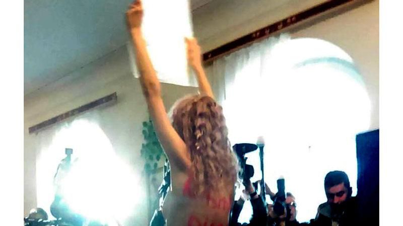 Обнаженная активистка FEMEN с криками пикетировала братьев Кличко Обнаженная активистка FEMEN с криками пикетировала братьев Кличко
