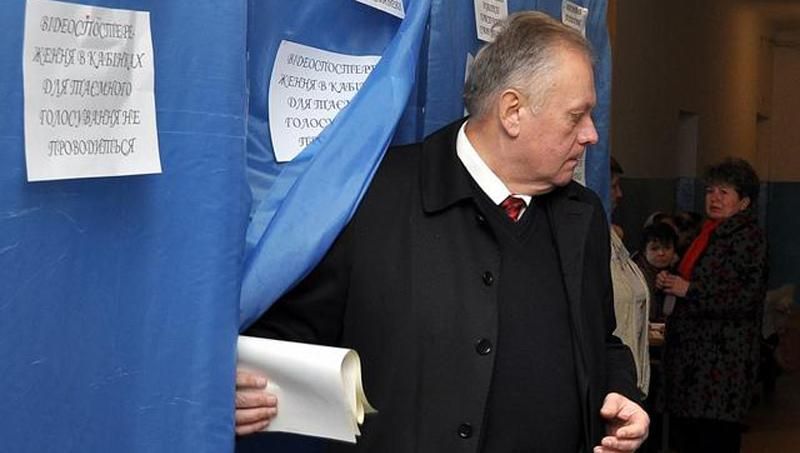 Мэру Ровно не позволили проголосовать без паспорта