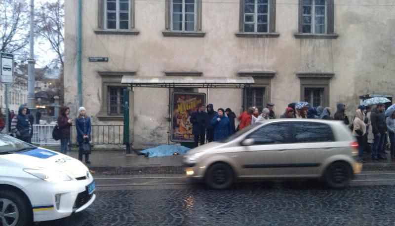 У центрі Львова на зупинці помер чоловік