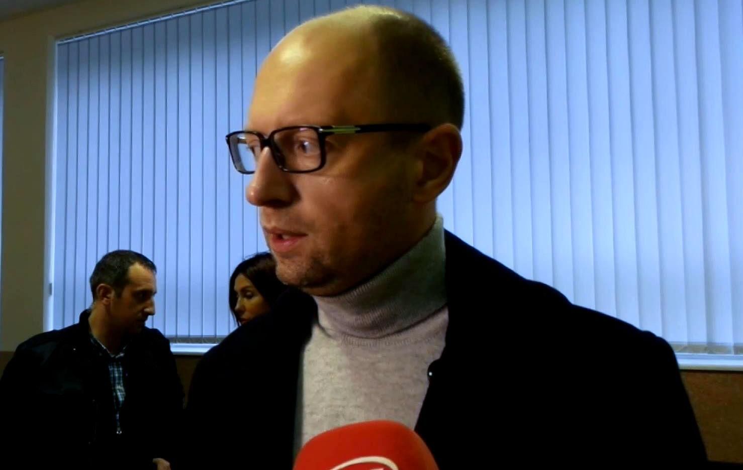 Низьку явку виборців прокоментував Яценюк Низьку явку виборців прокоментував Яценюк