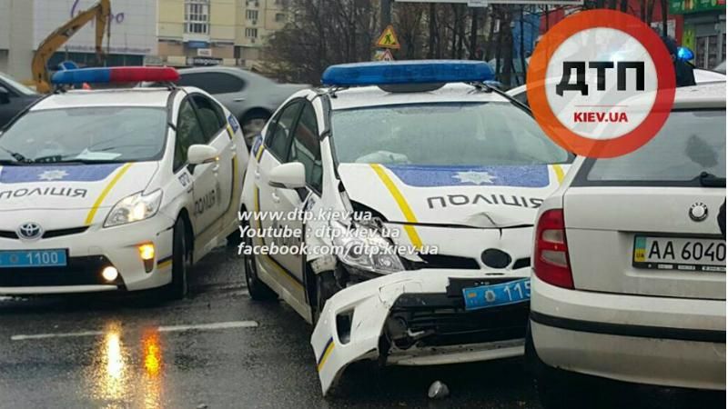 Поліція потрапила у серйозну аварію в Києві: з’явилися фото Поліція потрапила у серйозну аварію в Києві: з’явилися фото