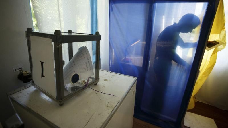 На виборах у Кривому Розі зафіксували знищення та "підкидання" бюлетенів На виборах у Кривому Розі зафіксували знищення та "підкидання" бюлетенів