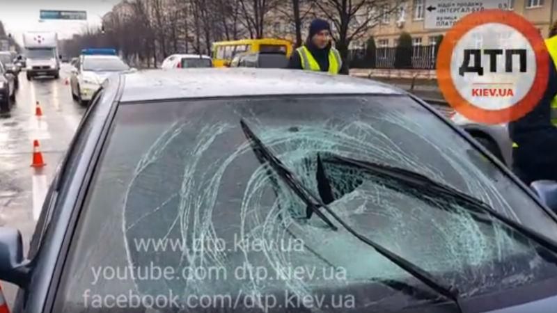 Прямо "на зебре" Skoda сбила беременную женщину Прямо "на зебре" Skoda сбила беременную женщину