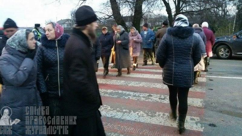 Церковные войны продолжаются: Верующие перекрыли трассу Киев-Чоп Церковные войны продолжаются: Верующие перекрыли трассу Киев-Чоп