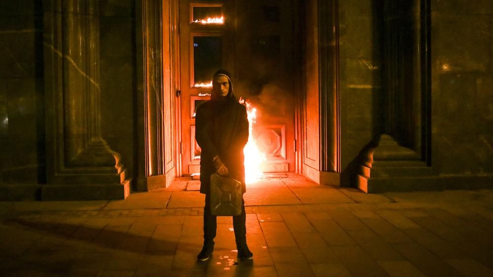 За підпалені двері ФСБ епатажному художнику загрожує в'язниця