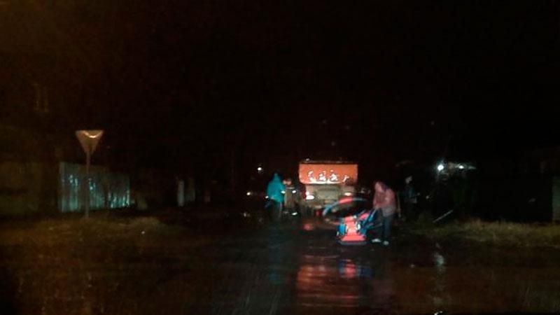 Шторм накрыл Мариуполь: в городе оборваны провода и поломаны деревья