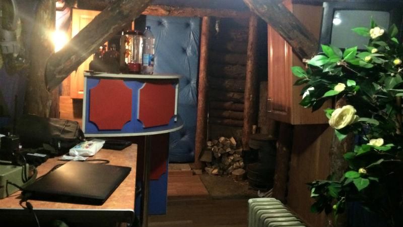 Як українські солдати перетворюють бліндажі на затишні домівки Як українські солдати перетворюють бліндажі на затишні домівки