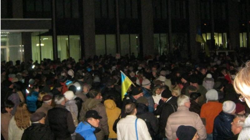 У Кривому Розі гаряче: перед міськвиконкомом зібрався мітинг У Кривому Розі гаряче: перед міськвиконкомом зібрався мітинг