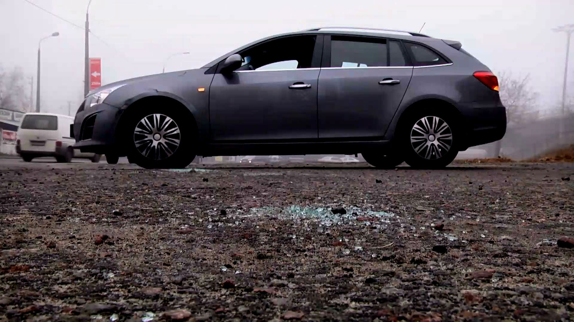 Разъяренный водитель напал на другого, потому что тот не уступил дорогу