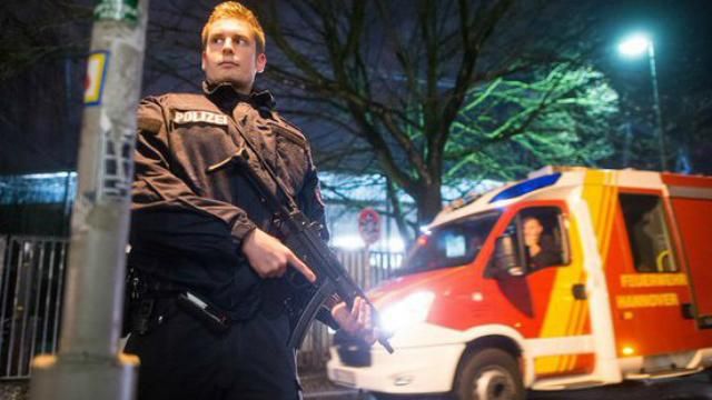 Бомбу досі не знайшли: у Ганновері спростовують інформацію про вибухівку біля стадіону Бомбу досі не знайшли: у Ганновері спростовують інформацію про вибухівку біля стадіону