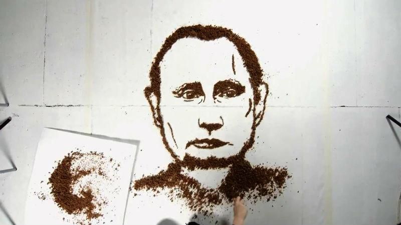 Литовская художница накормила кур портретом Путина