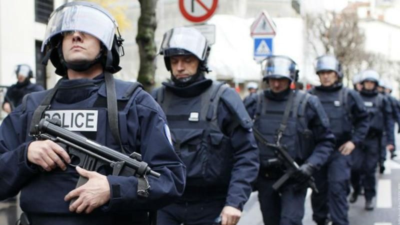 У Парижі проводиться масштабна спецоперація У Парижі проводиться масштабна спецоперація