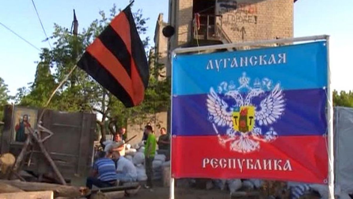 Російські терористи осідають в Луганську і готуються ним керувати Російські терористи осідають в Луганську і готуються ним керувати