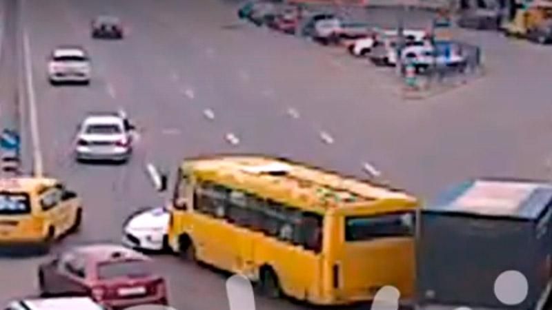 Маршрутка врезалась в патрульный автомобиль в Киеве Маршрутка врезалась в патрульный автомобиль в Киеве