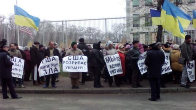 Під американським посольством у Києві зібрали бабусь-"революціонерок"