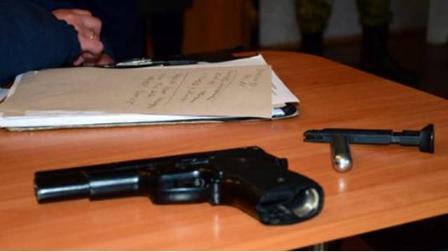 Недетские игрушки: в Мариуполе школьник играл на уроках пистолетом